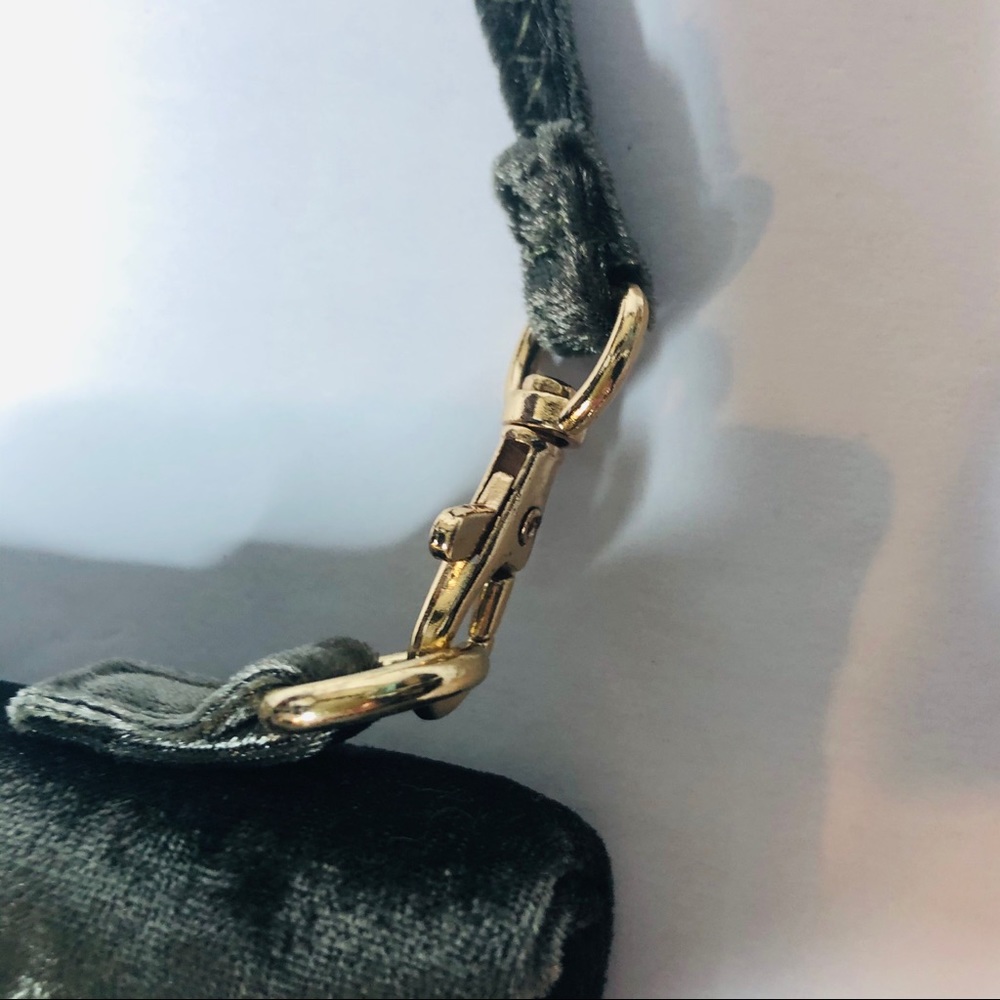 Last Chance….NWOT Lulus Green Velvet Foldover Crossbody/Clutch - Picture 8 of 9